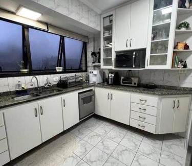 Aparecida Apartamento | Apto 4 suítes (8 pessoas) - 50 metros da praia