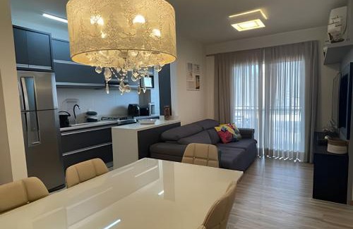 Picarras Apartamento | Apto 6º andar, 200m praia, 15min Beto Carrero, 2 quartos, sacada com churrasqueira