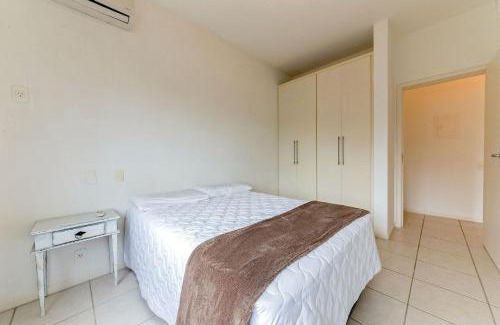 Jurere Apartamento | Apto c/piscina a 250m da praia de Jurerê AYA201