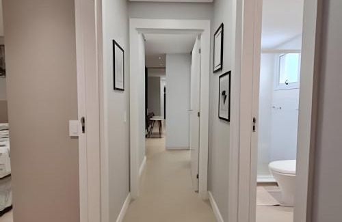 Torres Apartamento | Apto centro de Torres-RS - 02 quartos - Ar condicionado sala e suíte - Churrasqueira - Menos de 450mts do mar - Garagem para 01 carro - Aceita Pet