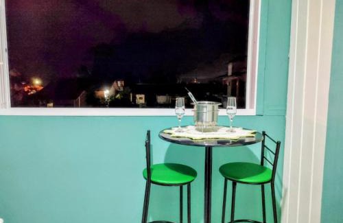 Ubatuba Apartamento | Apto com churrasqueira 500m do mar com vista da salaSacada para horizonte