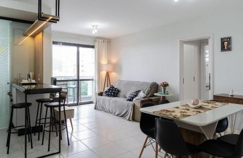 Centro Apartamento | Apto com varanda e churrasq 500m da praia RML605