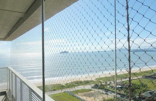 Itacolomi Apartamento | Apto de alto padrão/luxo em home club pé na areia com vista mar.