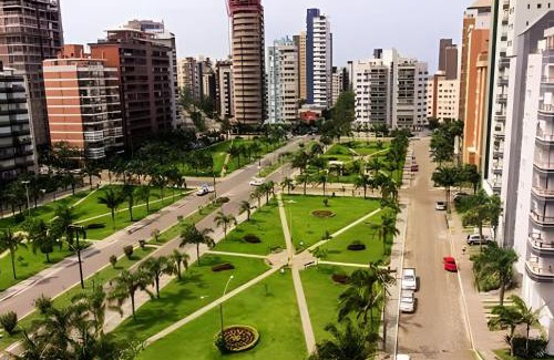 Torres Apartamento | Apto em Torres-RS - 170mts da praia - Ao lado das Quatro Praças - Ar condicionado na sala e quartos - Smart Tv - Wifi - Varanda com churrasqueira - Garagem para 02 carros - Aceita Pet