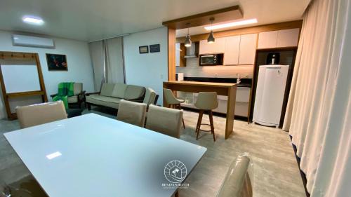 Torres Apartamento | Apto em Torres-RS - 170mts da praia - Ao lado das Quatro Praças - Ar condicionado na sala e quartos - Smart Tv - Wifi - Varanda com churrasqueira - Garagem para 02 carros - Aceita Pet