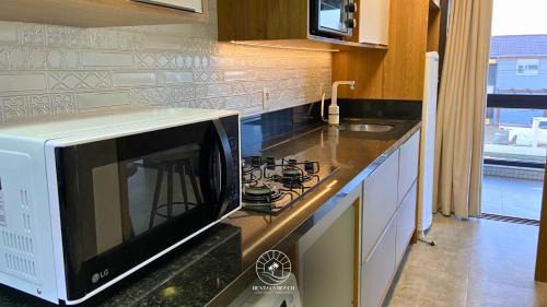 Torres Apartamento | Apto em Torres-RS - 170mts da praia - Ao lado das Quatro Praças - Ar condicionado na sala e quartos - Smart Tv - Wifi - Varanda com churrasqueira - Garagem para 02 carros - Aceita Pet