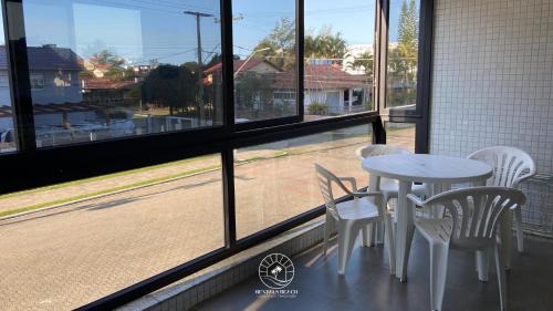 Torres Apartamento | Apto em Torres-RS - 170mts da praia - Ao lado das Quatro Praças - Ar condicionado na sala e quartos - Smart Tv - Wifi - Varanda com churrasqueira - Garagem para 02 carros - Aceita Pet