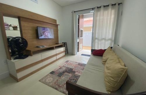 Governador Celso Ramos Apartamento | Apto na praia de Palmas, climatizado, com piscina, próximo ao mar e com jardim privativo
