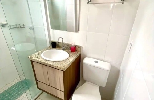Bertioga Hotel | Apto novo e arejado com uma ampla sacada