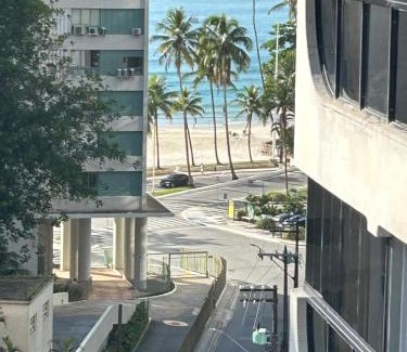 Pitangueiras Apartamento | Apto Pitangueiras Enorme 150m2, 200m da praia, vista, 2 vagas carro, piscina, servico praia, 3 quartos com ar condicionado e 3 banheiros