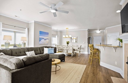 Cornelius Condominio | Aqua Vista by SoCharm | Waterfront Condo