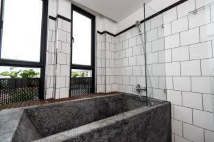 Daun Penh Hotel | Aquarius Hotel and Urban Resort