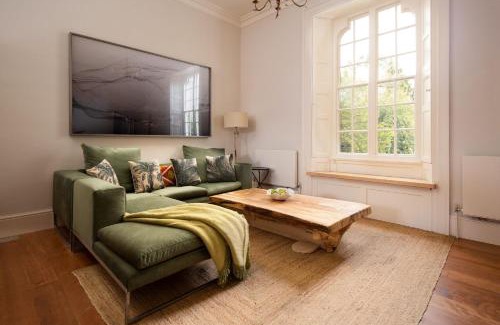 Richmond Casa | Aquarius Rising