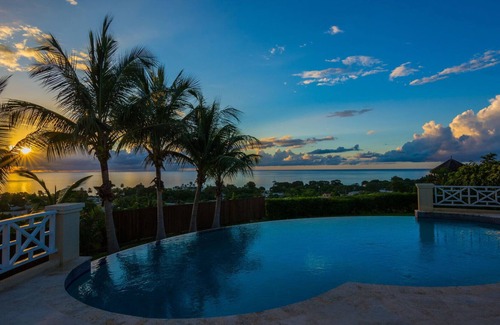 Weston Villa | Aquilea, Carlton Inferior