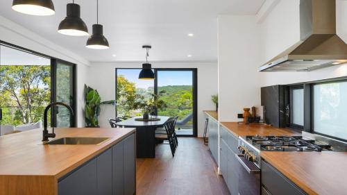 Horsfield Bay Casa | Aquilae-Waterfront Property Horsfield Bay -firepit,late check out
