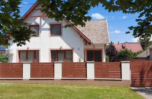 Badacsonytomaj Apartamento | Aranykagyló Nyaralóház