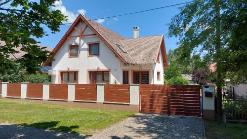Badacsonytomaj Apartamento | Aranykagyló Nyaralóház