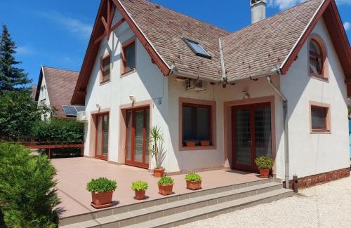Badacsonytomaj Apartamento | Aranykagyló Nyaralóház