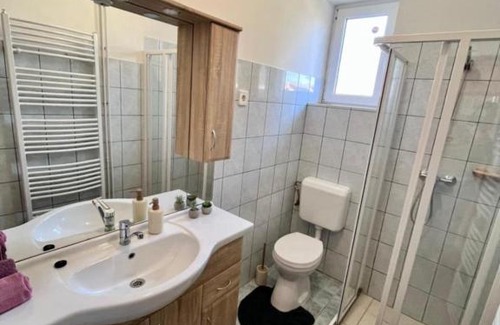 Csesznek Apartamento | Aranyos- patak vendégház