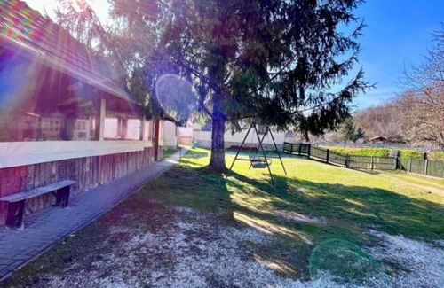 Csesznek Apartamento | Aranyos- patak vendégház