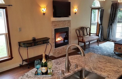 Clinton Casa | Arbor Rouge Cottage