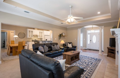 Valdosta Casa | Arbor Run Oasis: Southern Charm & Modern Elegance