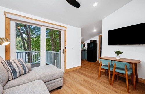 Mayfield Cabaña | Arbutus Lakeside Stay-Pontoon Rentals-Near TC!