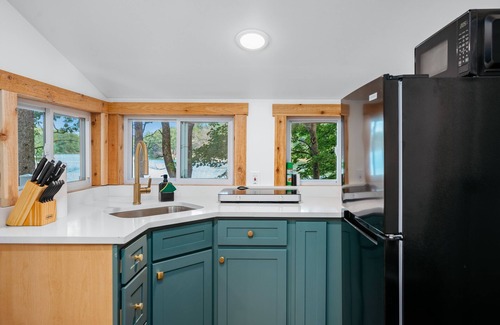 Mayfield Cabaña | Arbutus Lakeside Stay-Pontoon Rentals-Near TC!