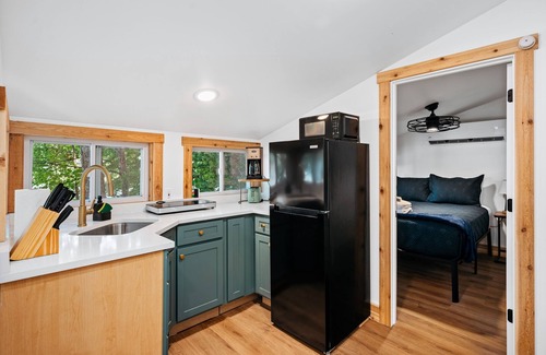 Mayfield Cabaña | Arbutus Lakeside Stay-Pontoon Rentals-Near TC!