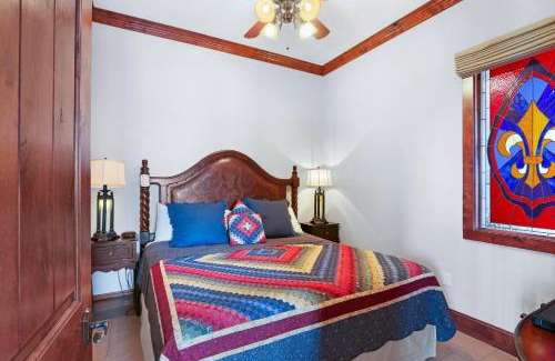 Johnson City Hotel | Arc de Texas - Lafayette Suite