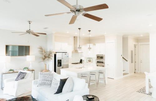 Panama City Beach Casa | Arcade Bar Prominence Resort Pool and Gym Access Close to Beach Sea Happy