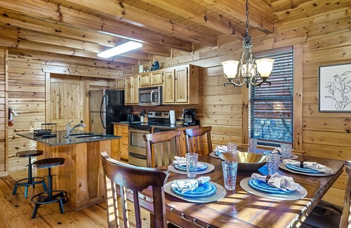 White Oak Lodge Cabina | Arcade, Pool Table, Hot Tub, WiFi, Wheelchair Accessible in Smoky Mountains