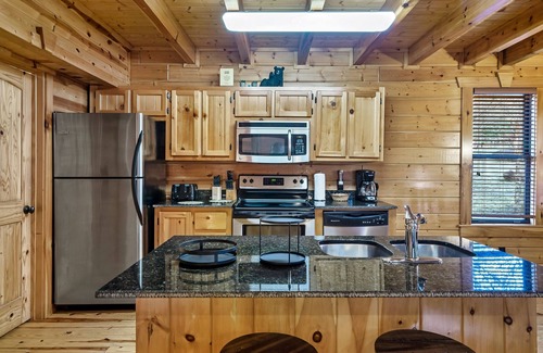 White Oak Lodge Cabina | Arcade, Pool Table, Hot Tub, WiFi, Wheelchair Accessible in Smoky Mountains
