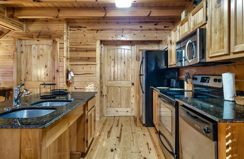 White Oak Lodge Cabina | Arcade, Pool Table, Hot Tub, WiFi, Wheelchair Accessible in Smoky Mountains