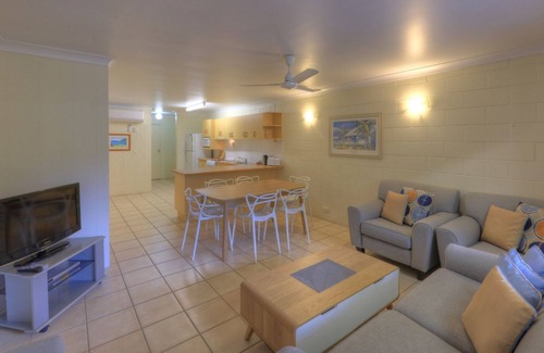 Arcadia Apartamento | Arcadia Palms 2 - Tasteful and light-filled apartment just steps to Alma Bay, with complex pool