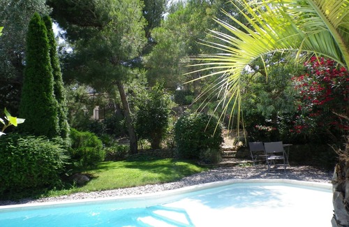 Ensues-la-Redonne Casa | Architect-designed house with garden and pool, 7 minutes from the sea, with car pass.