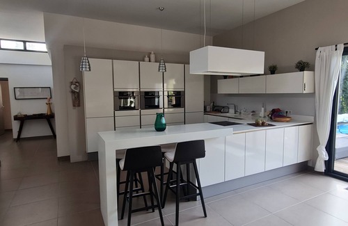 Sainte-Anastasie Casa | Architect-designed villa nestled in a natural setting