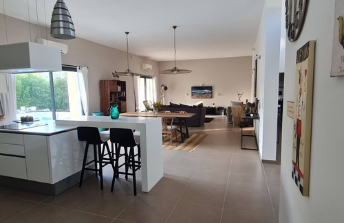 Sainte-Anastasie Casa | Architect-designed villa nestled in a natural setting