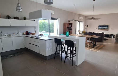 Sainte-Anastasie Casa | Architect-designed villa nestled in a natural setting