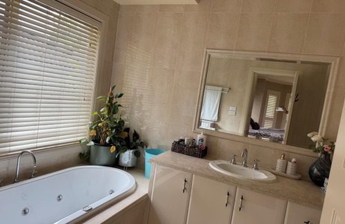Beecroft Cama Y Desayuno | Architect designed and lavishly furnished room with WIR, Spa and Shower