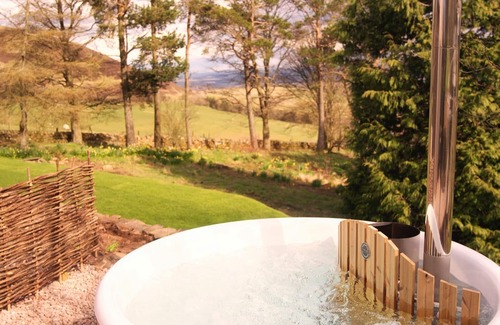 Penicuik Cabaña | Architect-designed cabin in the hills near Edinburgh. Wood-fired hot tub.