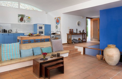 Vlicha Villa | Arquitecto diseñado Villa en una colina con vistas espectaculares sobre la bahía de Vlycha