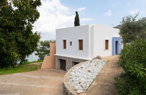 Vlicha Villa | Arquitecto diseñado Villa en una colina con vistas espectaculares sobre la bahía de Vlycha