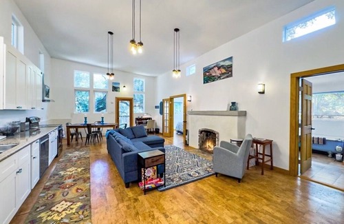 Topanga Casa | Architect-Rebuilt Topanga Home 9,858 Monthly Artistic & Private