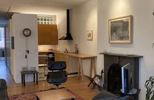 Bolton Hill Apartamento | Architect's Home - Historic w/ Contemporary Design
