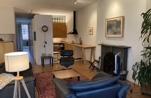 Bolton Hill Apartamento | Architect's Home - Historic w/ Contemporary Design
