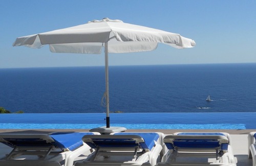 Tamariu Villa | Villa de arquitecto con piscina, magnífica vista de 360 ° al mar / montaña, WIFI