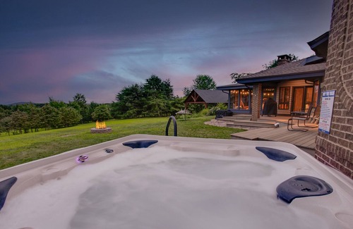 Warfordsburg Casa | Sideling Hills ~ Hot Tub ~ Sunroom ~ Deck ~ Sleeps 18