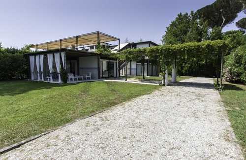 Forte dei Marmi Villa | Villa arquitectural / mínima en Forte dei Marmi, Roma Imperiale