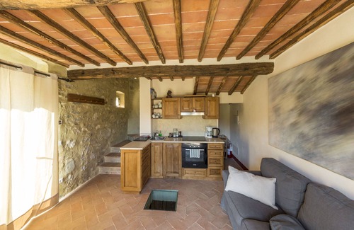 Castellina in Chianti Apartamento | 2BR aparte en una hermosa granja restaurada con piscina y spa, terraza en la planta baja